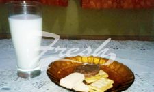 Minum susu dan kue di pagi hari bisa menjadi pilihan praktis untuk sarapan Fresh Reader (Ulfah Choirun Nissa/Suaka)