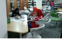 Sejumlah mahasiswa sedang belajar di Perpustakaan Bapusipda (Ulfah Choirun Nissa/ Suaka)