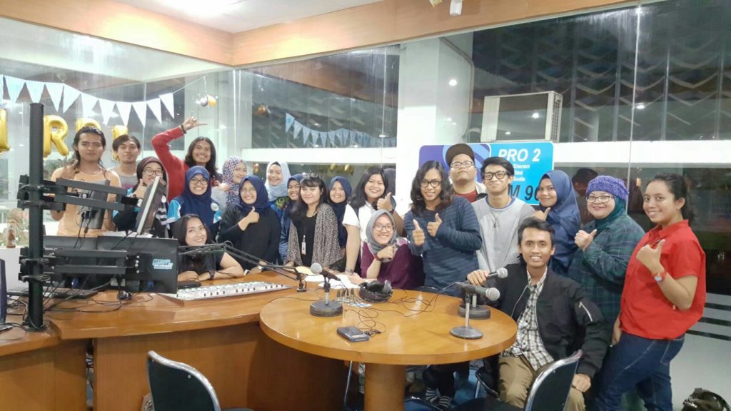 Foto bersama Young Announcher Club (YAC) selepas kunjungan ke Radio Republik Indonesia (RRI) Pro2, Jalan Diponegoro No. 61 Bandung, Sabtu (26/11/2016).