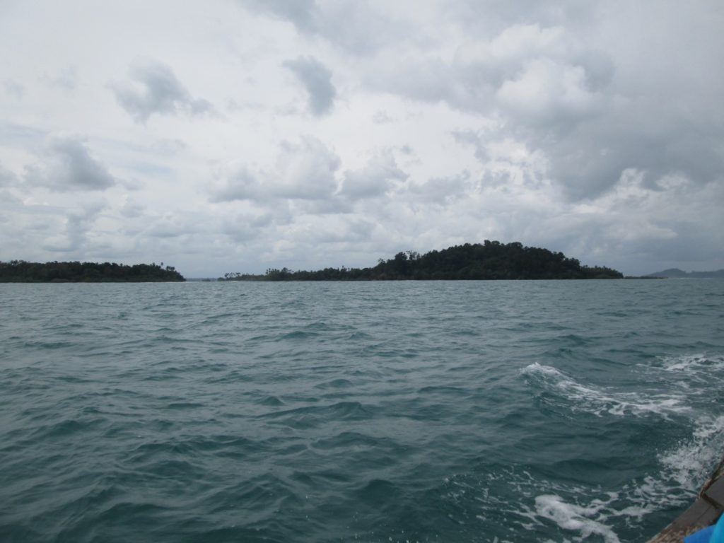 Pulau Picago dari tengah laut menggunakan perahu 