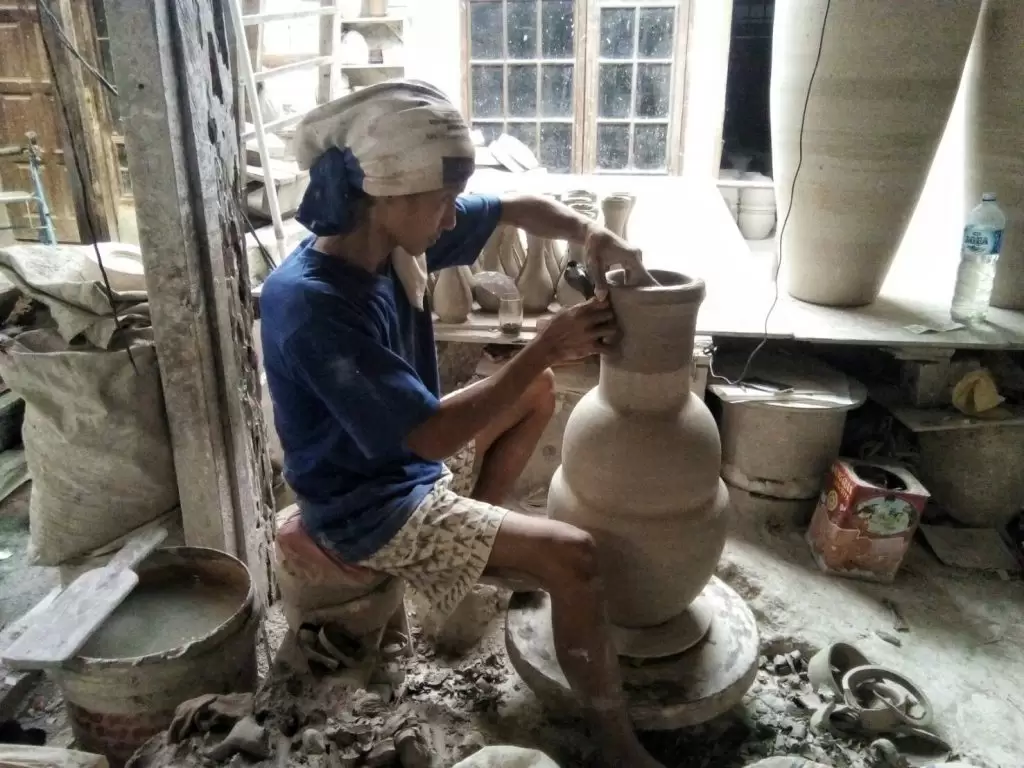 Seorang pengrajin keramik membentuk guci di galeri Ceramics Art Home indutri, Rabu (22/2/2017). Septian Setiawan/Magang
