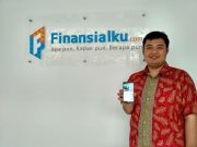 Co-Founder Finansialku.com, Alvin Augusto Saputra, saat memperlihatkan aplikasi miliknya, Jumat (24/2/2027). Ambang Al Amasy/Magang