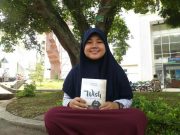 Ana Herliana, memperlihatkan novel pertamanya di depan fakultas Ushuluddin, Rabu (22/2/2017). novel terbitan indie tersebut berjudul Wish, dan ia mendistribusikannya melalui online. Indah Rahmawati/ Magang