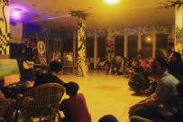 Komunitas Forum Sastra Lilin Malam sedang mengadakan acara malam puisi apresiasi karya Bunyamin Fasa dan Pungkit Wijaya di Cafe Hadori, Bandung, Rabu, (23/2/2017). Rafi Fachmi/Magang