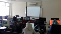 Para mahasiswa Teknik Informatika sedang menggunakan komputer, Kamis (16/02/2017). Noni Wulandari/Magang