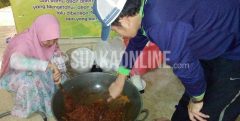 Dua orang mahasiswa asal Patani sedang memasak bumbu yang akan dijadikan gulai untuk santapan makan malam bersama, kamis (24/9/2015). Dok. Suaka