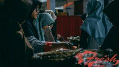 Antrian pengambilan menu buka puasa jamaah di masjid Al-Lathiif Jl. Saninten No.2, Bandung, Kamis (14/2/2019). Yunita / Magang