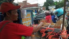 Seorang pedagang cilor menjajakan dagangannya di depan kampus UIN SGD Bandung, Rabu (13/2/2019). (Maysa Syifa Aljauza/Magang)