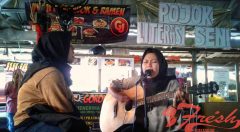 Penampilan dua mahasiswi yang sedang menyanyikan lagu aransemen di Pojok Literasi Seni, Kamis (14/03/19).