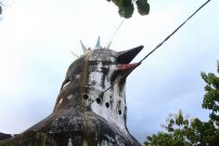 Orang lokal sering menggil ini dengan sebutan Gereja Ayam