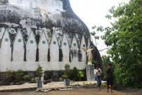 Suasana pengunjung saat tiba di Gereja Ayam