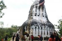 Para pengunjung sedang asyik berfoto dan berkeliling bangunan unik ini nih 