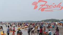 Wisatawan bermain di Pantai Tanjung Pakis, Desa Tanjung Pakis, Kecamatan Pakis Jaya, Kabupaten Karawang, Sabtu (8/6/2019). Rizky Syahaqy / Suaka