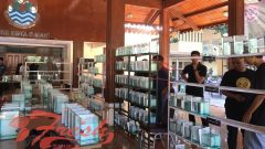 Pengunjung melihat ikan cupang pada acara Kontes Cupang Nasional di Pendopo DPRD Kota Cimahi, Minggu (14/7/2019). Syifa Nurul Aulia / Suaka