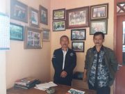 (Dari Kiri) Sekretaris Perkumpulan Benjang Indonesia (PBI), Agus Nurohman dan Bendahara PBI, Abun Yamin saat berfoto diruangan sekretariat PBI, Jum’at (24/2/2017). Devianti Anggraeni/Magang