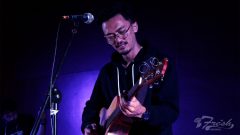 Gitaris sekaligus backing vokal Parahyena, Radi Tajul tampil menutup gelaran Fidkom Fest 2018 di Aula Anwar Musaddad, Jumat (16/3/2018).