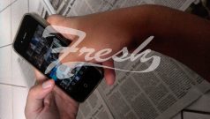 Seseorang yang sedang surfing di dunia maya dengan gadget yang dimilikiya (Hasna Salma/Suaka)
