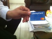 Kepala perpustakaan Ija Suntana sedang menunjukkan kartu perpustakaan baru yang sudah dilengkapi dengan Radio Frequency Identification (RFID) di Gedung Rachmat Djatnika, Selasa (22/8/16). Hasna Salma/SUAKA
