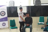 Rian Riswanda (kanan) sedang melakukan hipnoterapi terhadap seorang mahasiswa yang menderita fobia. Kamis (16/2/2017). Riswan Rismawan/Magang