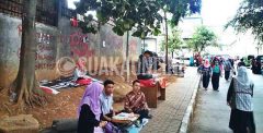 Sejumlah stand penerimaan anggota baru oleh beberapa UKM di kawasan DPR UIN SGD Bandung. (SUAKA/Ulfah Choirun N)
