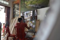 Pelukis Kampung Jelekong, Didi, saat melukis bunga di galeri miliknya, Rabu (15/2/2017). Yudha Sena /Magang 